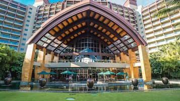 4 outdoor pools, free pool cabanas