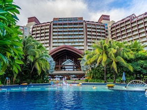 4 outdoor pools, free cabanas - Pullman Oceanview Sanya Bay Resort & Spa (Sanya)