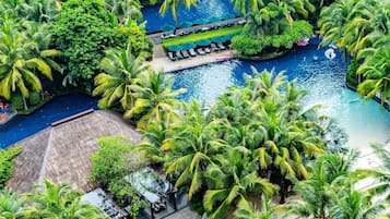 4 outdoor pools, free pool cabanas