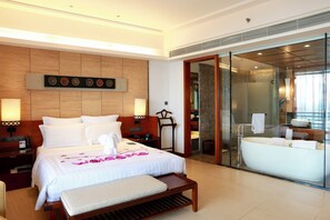 Executive Suite, 1 King Bed | Premium bedding, minibar, in-room safe, desk - Pullman Oceanview Sanya Bay Resort & Spa (Sanya)
