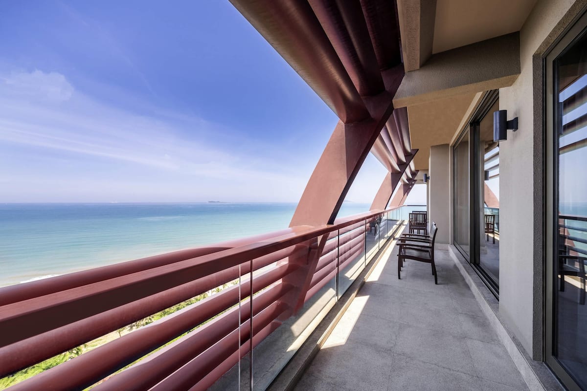 Suite familiar, varias camas, vista al jardín | Ropa de cama de alta calidad y minibar