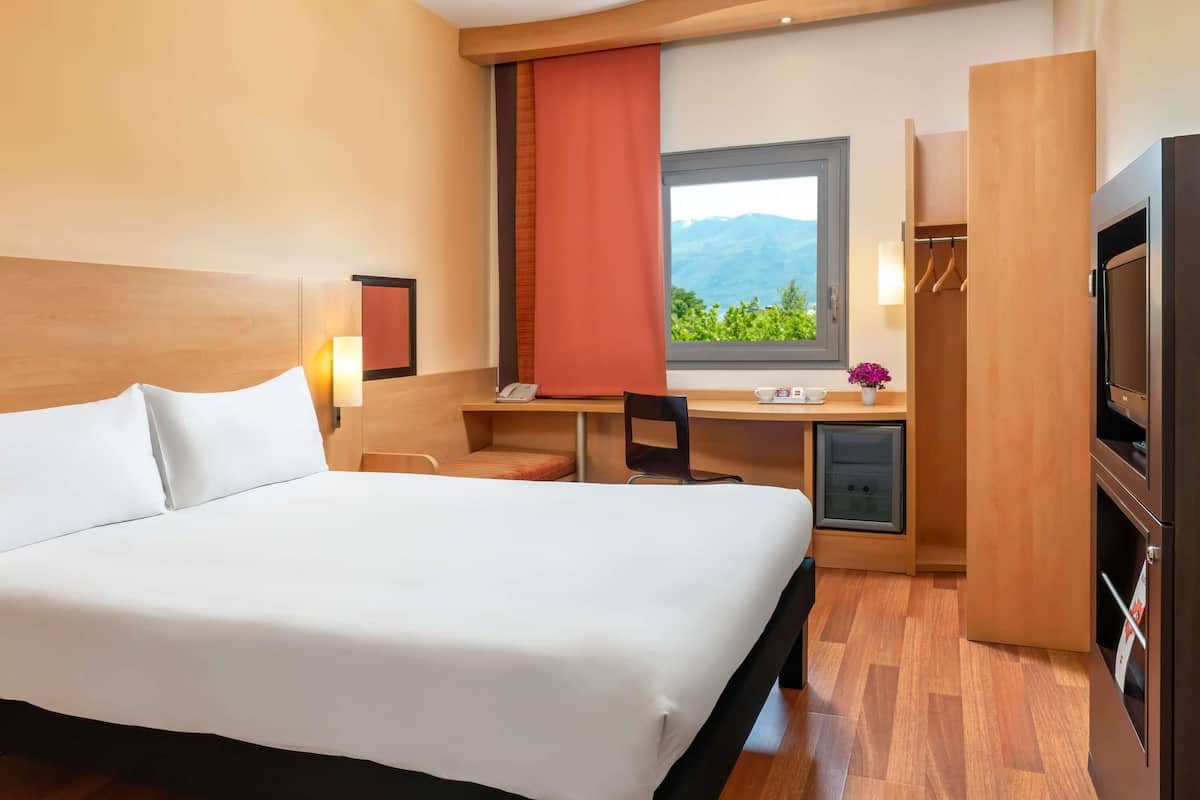 Quarto casal, 1 cama de casal | Cofres nos quartos, escrivaninha, quartos à prova de som