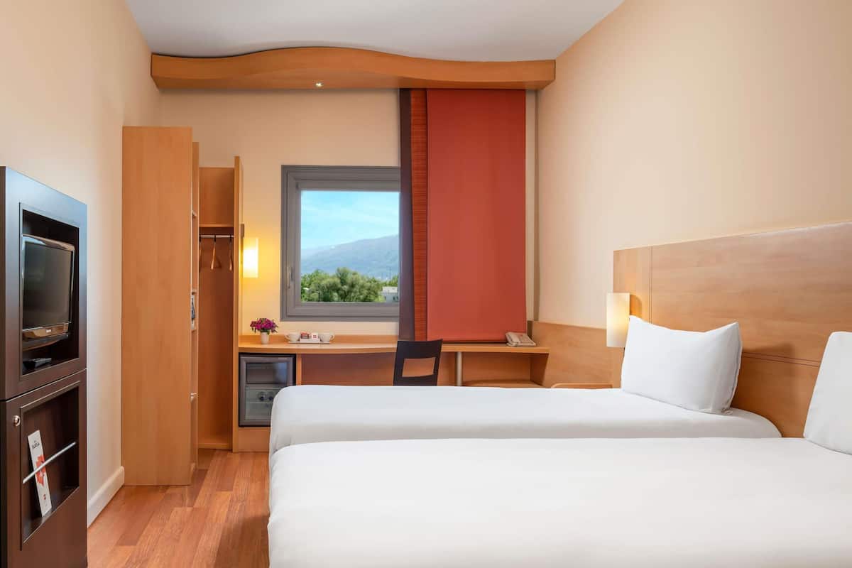 Quarto, 2 camas de solteiro | Cofres nos quartos, escrivaninha, quartos à prova de som