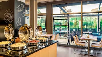 Se ofrece un desayuno bufé todos los días (10 EUR por persona)