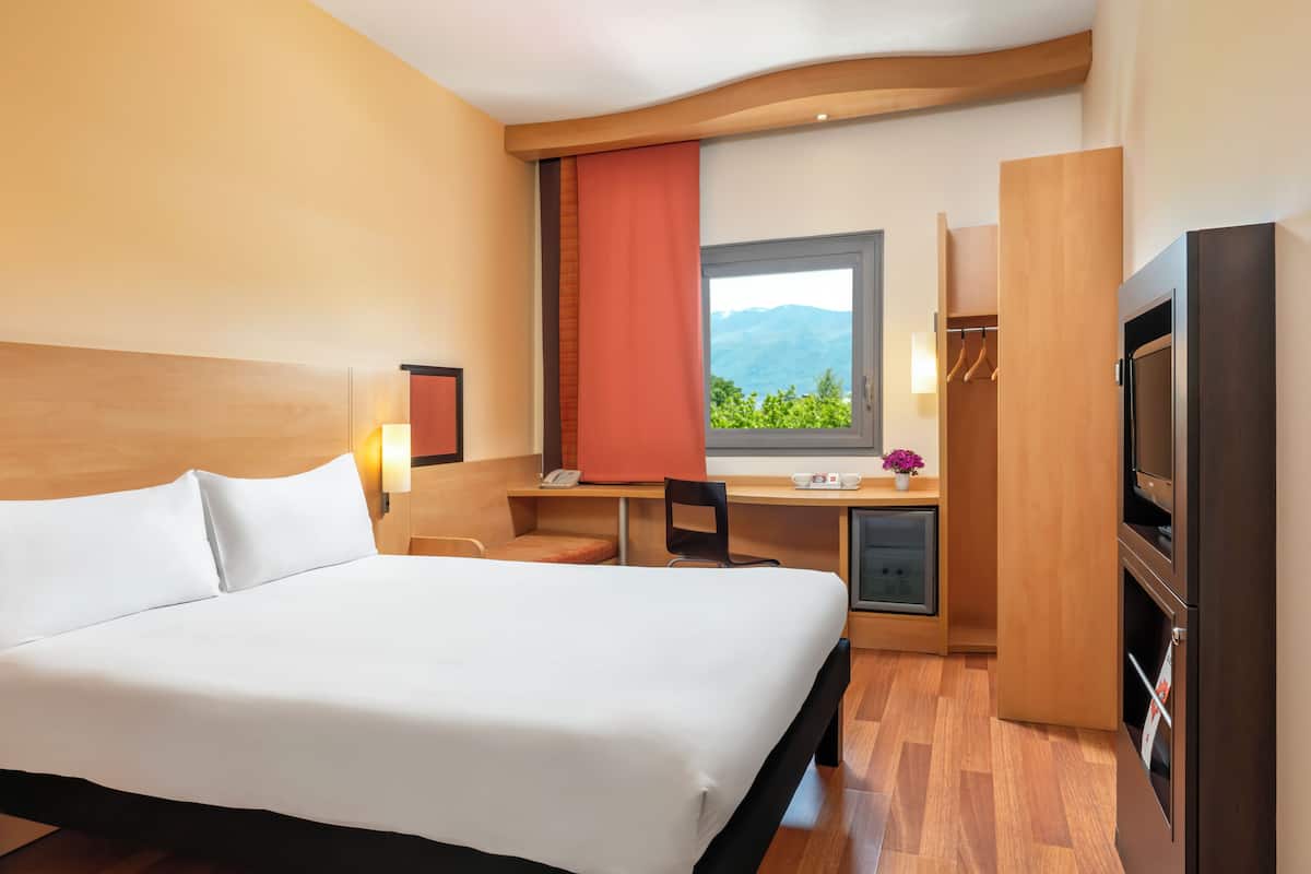 In-room safe, desk, soundproofing, free WiFi