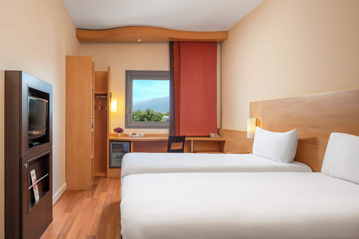 Habitación, 2 camas individuales | Caja de seguridad en la habitación, escritorio y insonorización