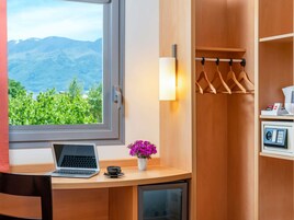 In-room safe, desk, soundproofing, free WiFi