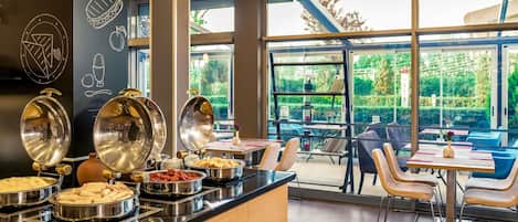 Tägliches Frühstücksbuffet (10 EUR pro Person)
