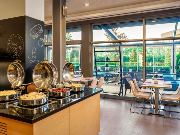 Dagelijks ontbijtbuffet (EUR 10 per persoon)