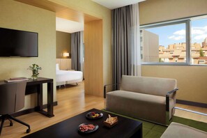 Minibar, caja de seguridad en la habitación y escritorio 