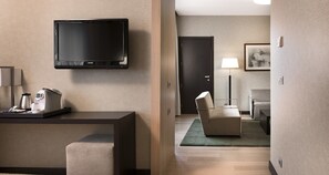 Minibar, in-room safe, desk, blackout drapes - NH Madrid Ribera del Manzanares (Madrid)