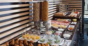 Café da manhã com buffet todos os dias mediante uma taxa