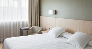 ميني بار وخزنة داخل الغرفة ومكتب وستائر تعتيم