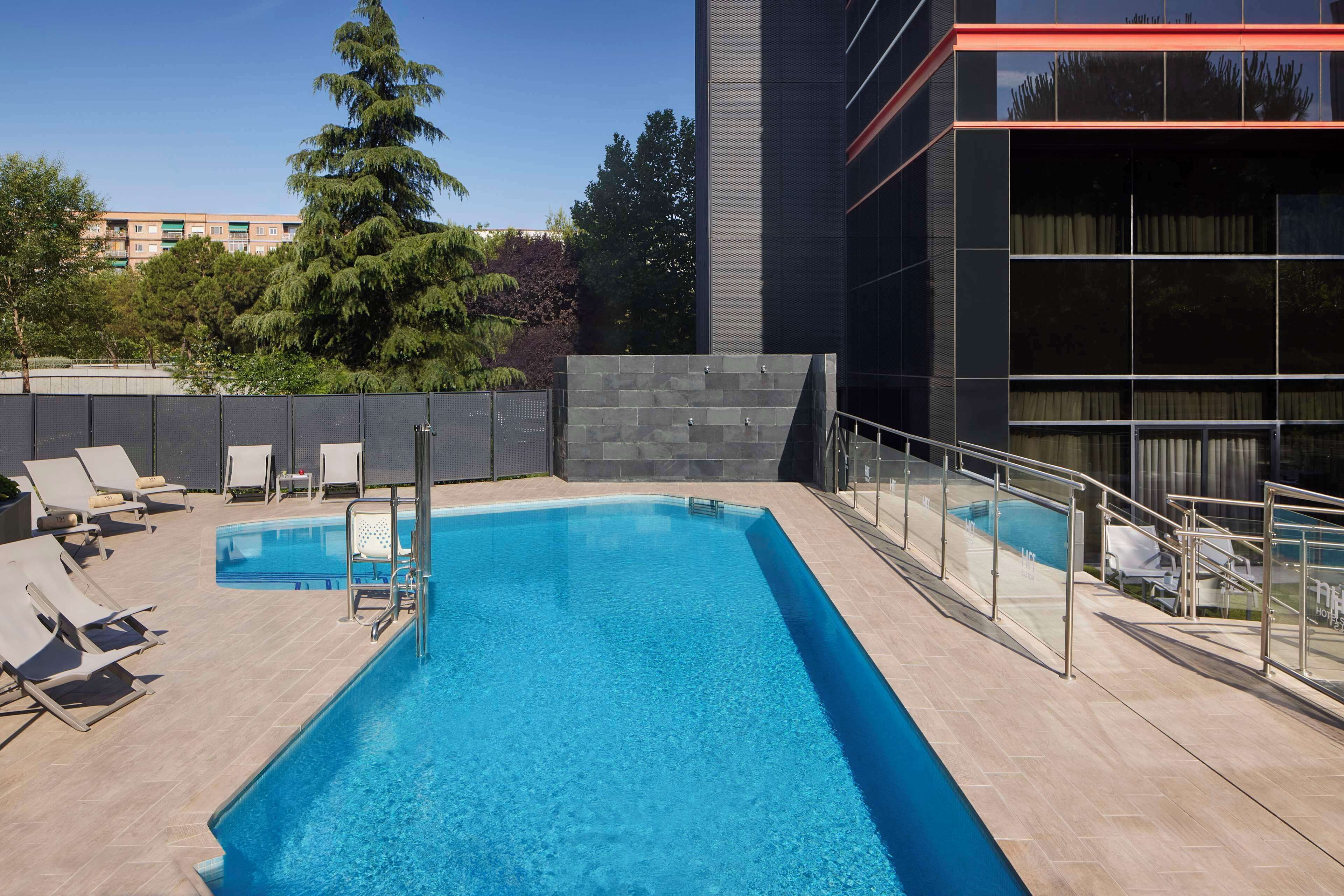 Una piscina al aire libre de temporada
