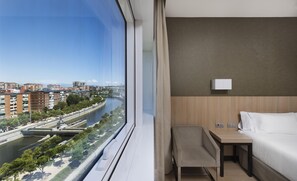 Minibar, in-room safe, desk, blackout drapes - NH Madrid Ribera del Manzanares (Madrid)