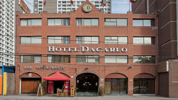 A hotel named HOTEL DACARLO with a bar and restaurant on the ground floor. - RQ Hotel Dacarlo (Santiago)