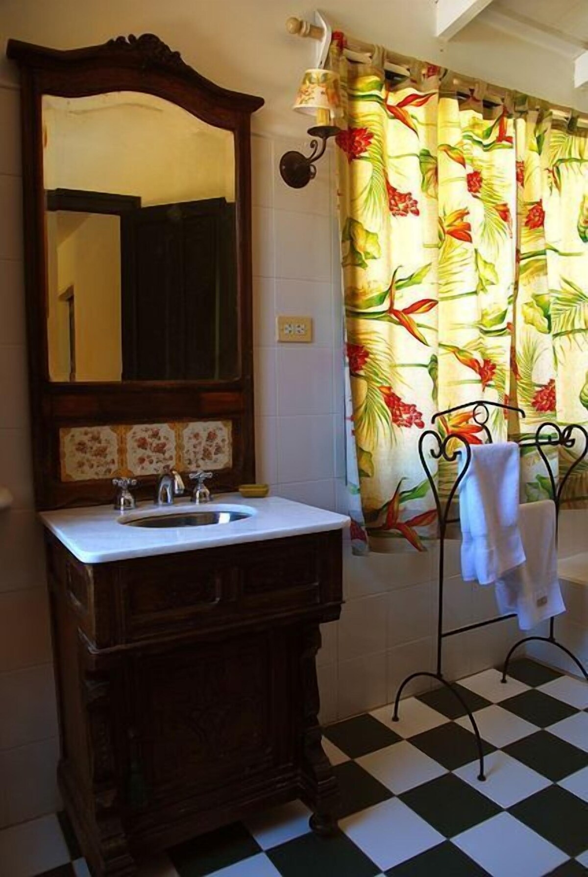 Ducha y bañera combinadas y bañera profunda