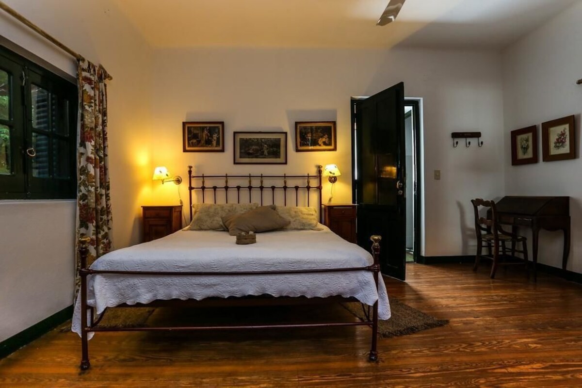 Habitación estándar doble, 1 cama doble, vistas a la montaña | Tabla de planchar con plancha y wifi gratis