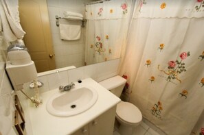 淋浴/盆浴组合、免费洗浴用品、毛巾