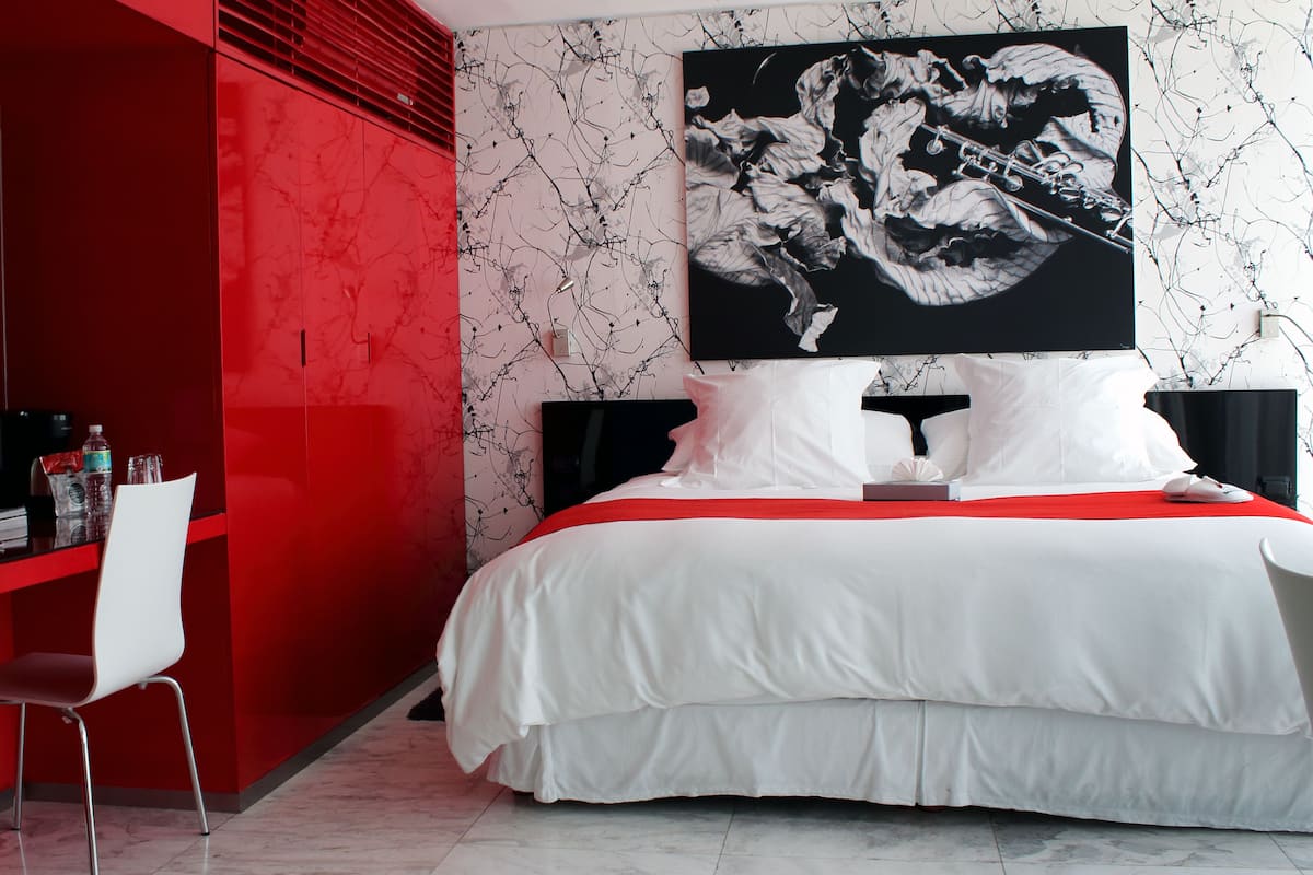 Premium bedding, in-room safe, desk, iron/ironing board