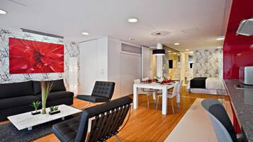 Suite, Kochnische | Wohnbereich | 40-Zoll-Flachbildfernseher mit Satellitenempfang, Fernseher