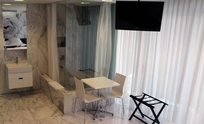 Premium bedding, in-room safe, desk, iron/ironing board - Residencias Filadelfia (Mexico City)