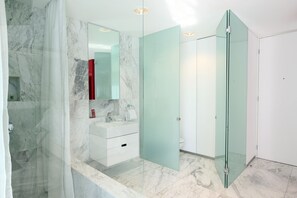 Shower, free toiletries, hair dryer, towels - Residencias Filadelfia (Mexico City)