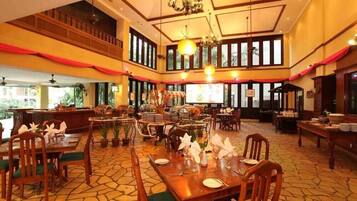 2 restaurants, breakfast, lunch, dinner served; Malaysian cuisine