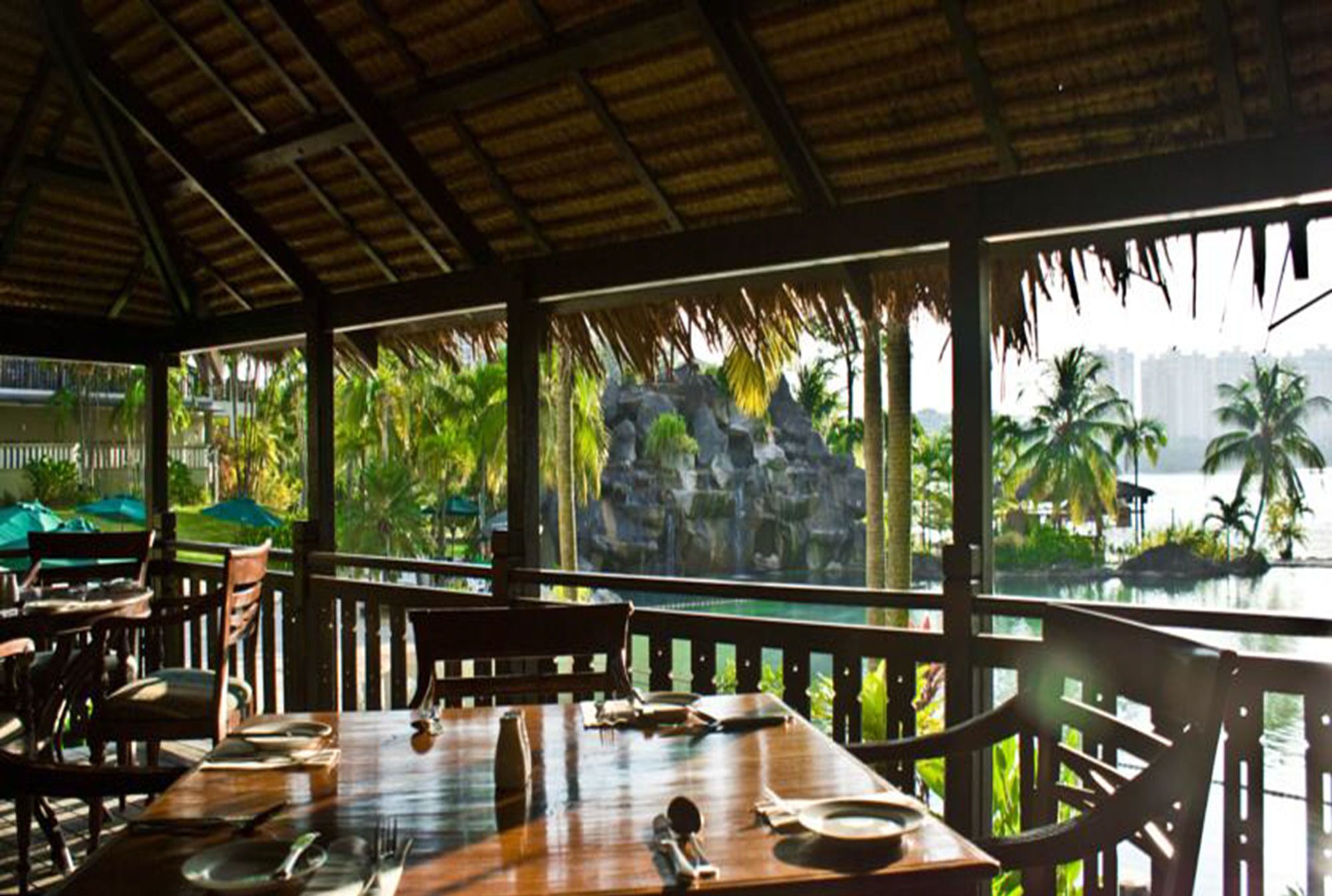 2 restaurants, breakfast, lunch, dinner served; Malaysian cuisine 