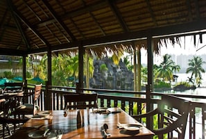 2 restaurants, breakfast, lunch, dinner served; Malaysian cuisine