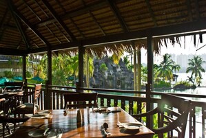 2 restaurants; breakfast, lunch, dinner and brunch served