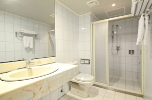 Regadera, amenidades de baño gratuitas, secadora de cabello, pantuflas