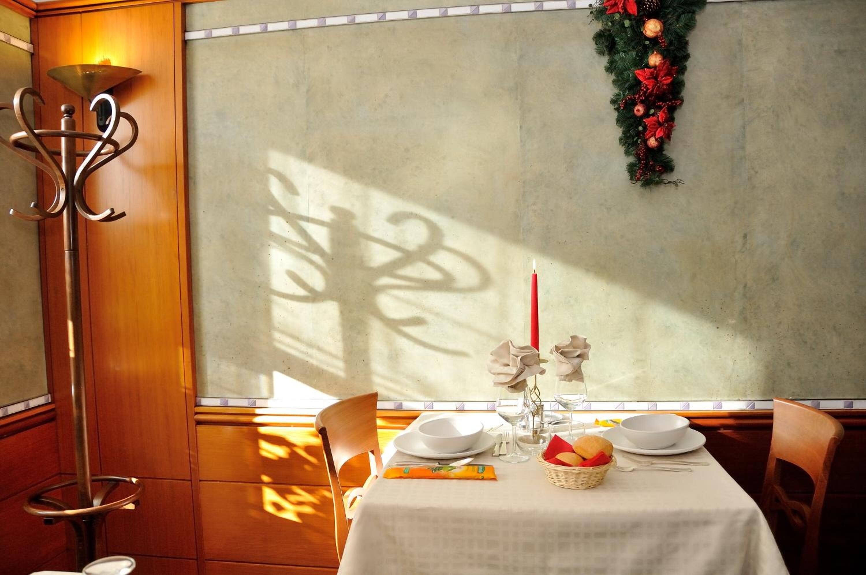 lunch and dinner served