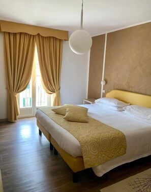 Habitació doble Deluxe | Minibar, caixa forta a l'habitació, mobiliari individual i escriptori 