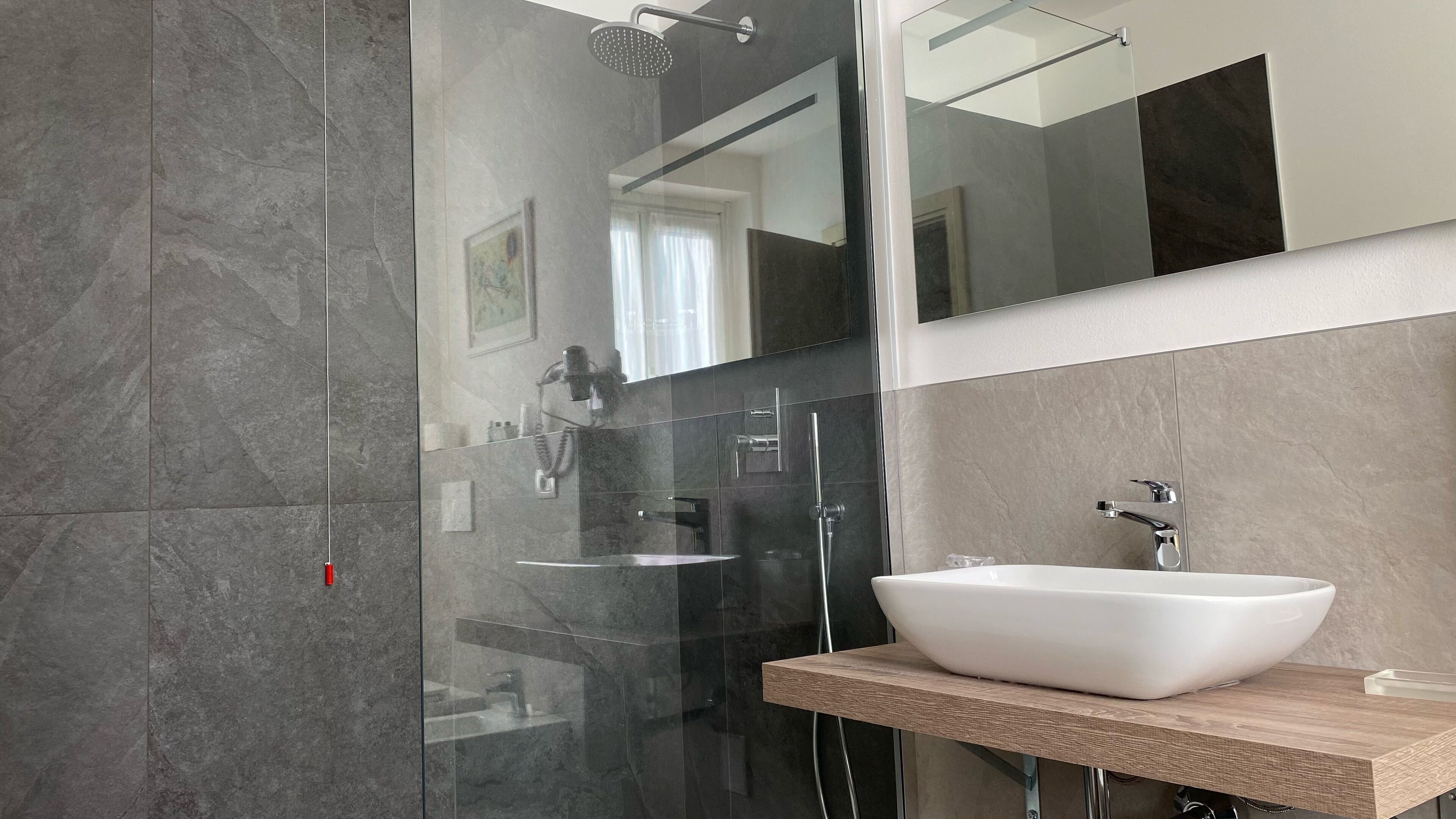 deluxe double room | bathroom | free toiletries, hair dryer, bathrobes, bidet