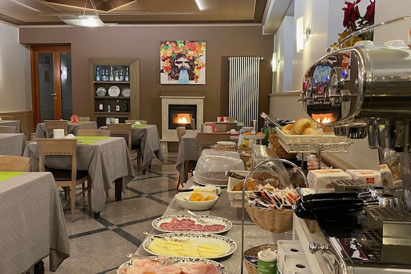 Bao gồm bữa sáng đầy đủ hàng ngày