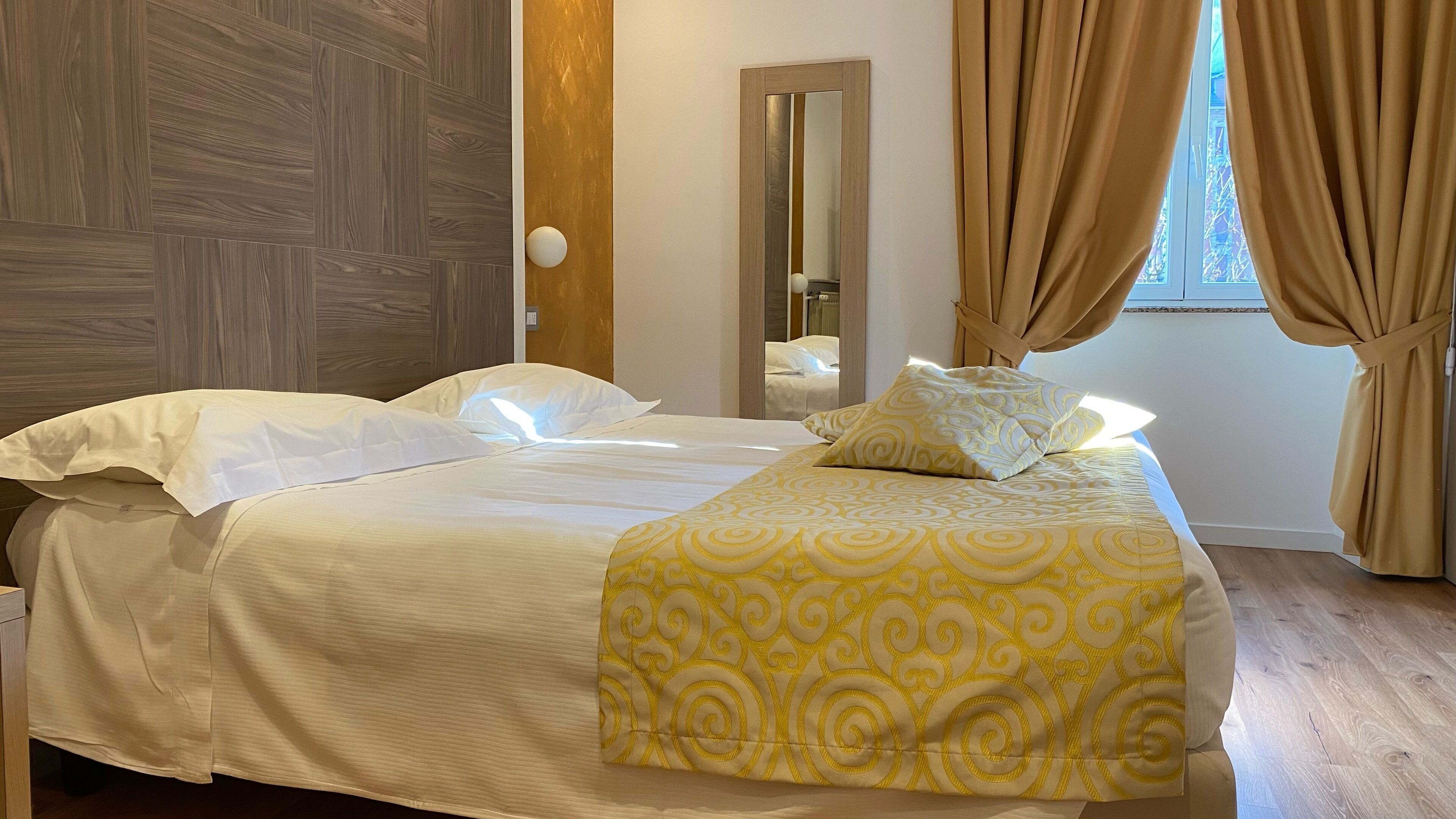 deluxe double room | minibar, in-room safe, individually furnished, desk