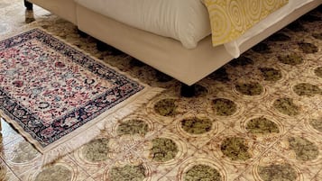 Een minibar, een kluis op de kamer, individueel gemeubileerd, een bureau