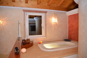 Indoor spa tub