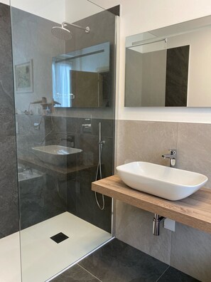 Doppelzimmer (Spa Access) | Badezimmer | Kostenlose Toilettenartikel, Haartrockner, Bademäntel, Bidet