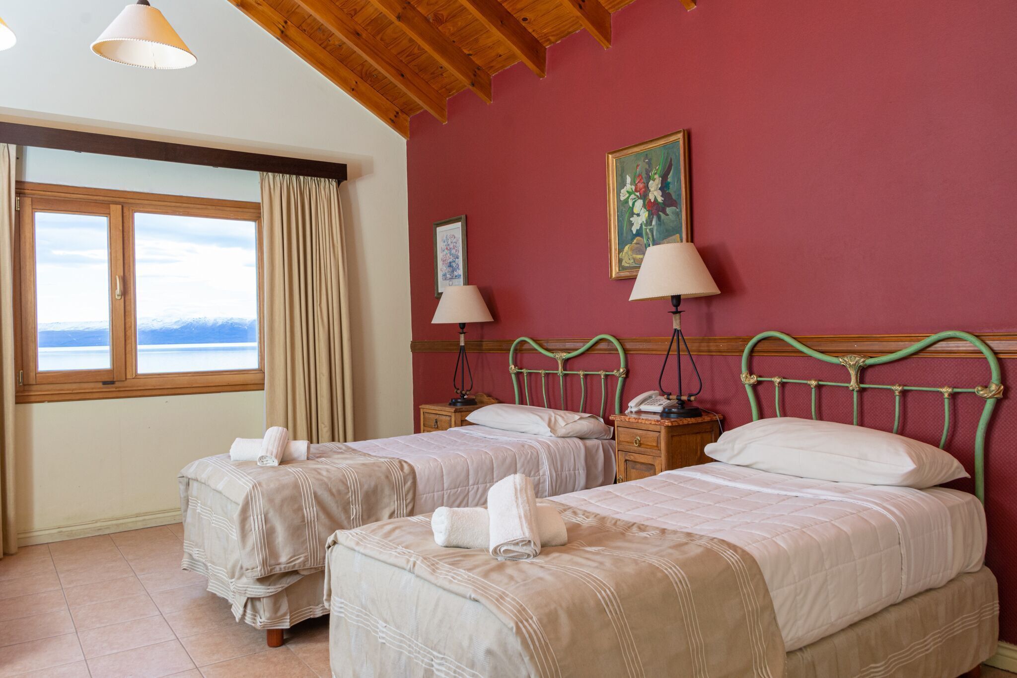 Hochwertige Bettwaren, Daunenbettdecken, Pillowtop-Betten, Zimmersafe