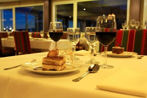 Breakfast, lunch and dinner served  - Las Dunas Hotel (El Calafate)