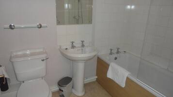 Un baño con inodoro, lavamanos y bañera.