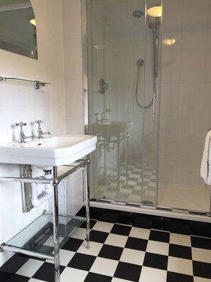 Family Room, Ensuite | Bathroom | Free toiletries, towels