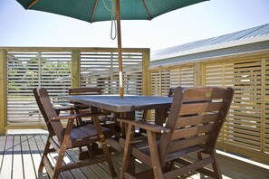 BBQ/picnic Area - Lockwood Manor Motel (New Plymouth)