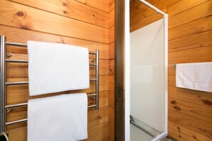 Estúdio, 1 cama Queen | Banheiro | Chuveiro, produtos de toalete grátis, secador de cabelo 