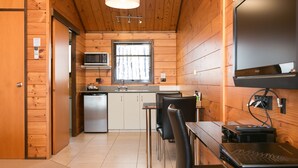 Fridge, microwave, stovetop, electric kettle - Lockwood Manor Motel (New Plymouth)