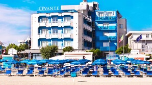 Ein Hotel namens LEVANTE mit mehreren Balkonen und einer Bar namens BAR ANDREA.