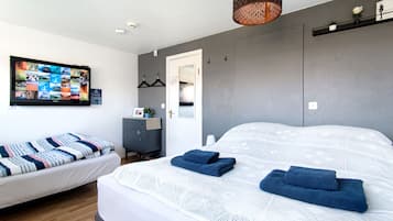 1 chambre, literie de qualité supérieure, surmatelas, bureau