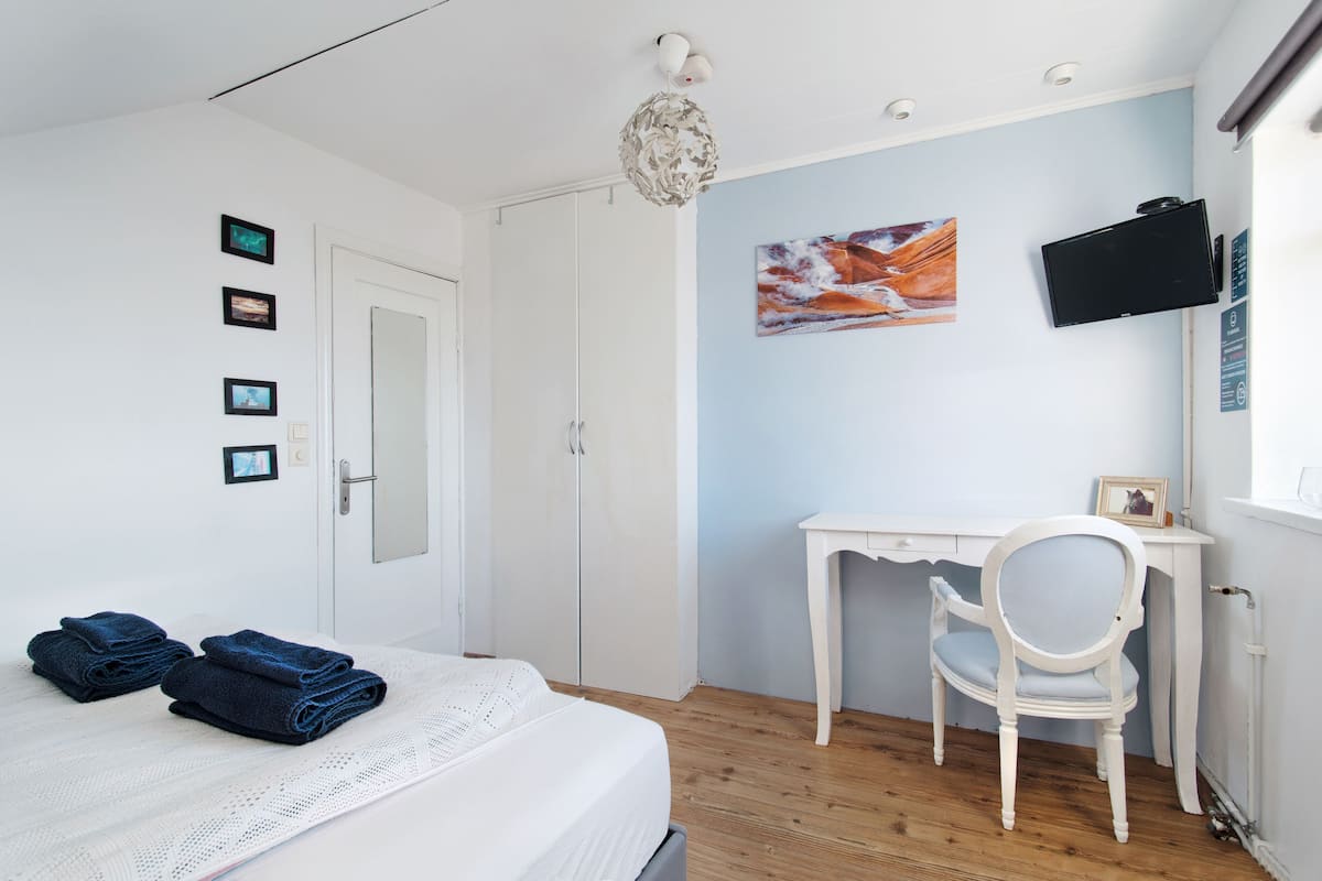 Habitación con 1 cama matrimonial o 2 individuales, baño compartido | 1 habitación, ropa de cama de alta calidad y camas con pillow-top